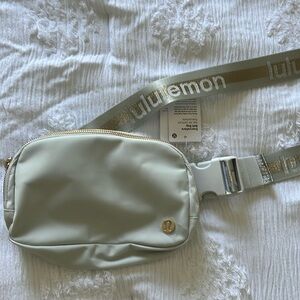 Lululemon Everywhere belt bag